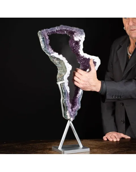 Fetta di Geode di Ametista su base decorativa
