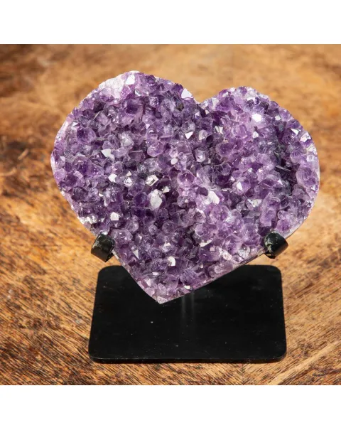 Drusa di ametista, intagliata a forma di un cuore.