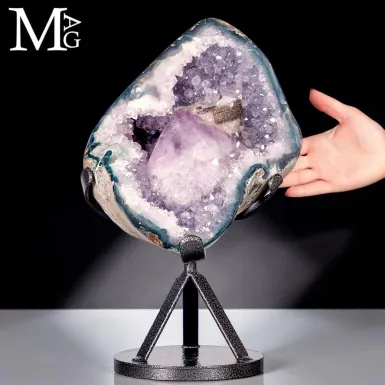 Geode di Ametista con Cristallo Centrale.