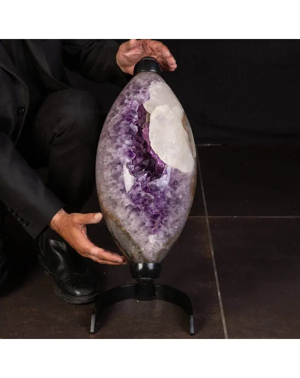 Insolito geode di Ametista intagliato a forma di o...
