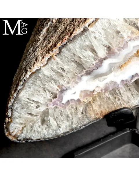 Grande sezione di geode con quarzo e calcedonio.