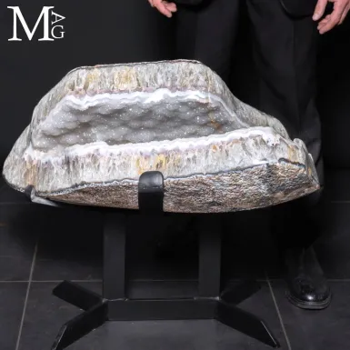 Grande sezione di geode con quarzo e calcedonio.