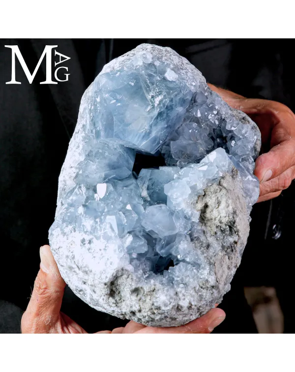 Celestina (Celestite) – Geode con cristalli.