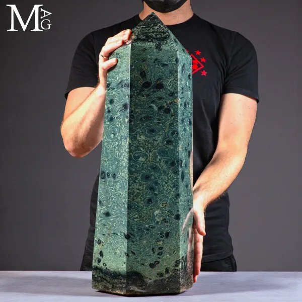 Obelisco in Diaspro Kambaba del Madagascar – Monolite
