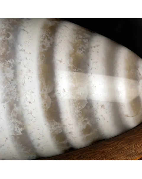 Shiva Lingam in Diaspro Bianco Zebrato – Simbolo di Purezza ed Equilibrio.
