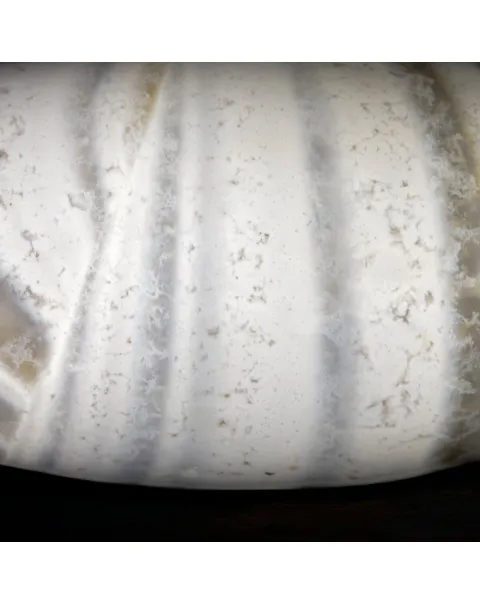 Shiva Lingam in Diaspro Bianco Zebrato – Simbolo di Purezza ed Equilibrio.