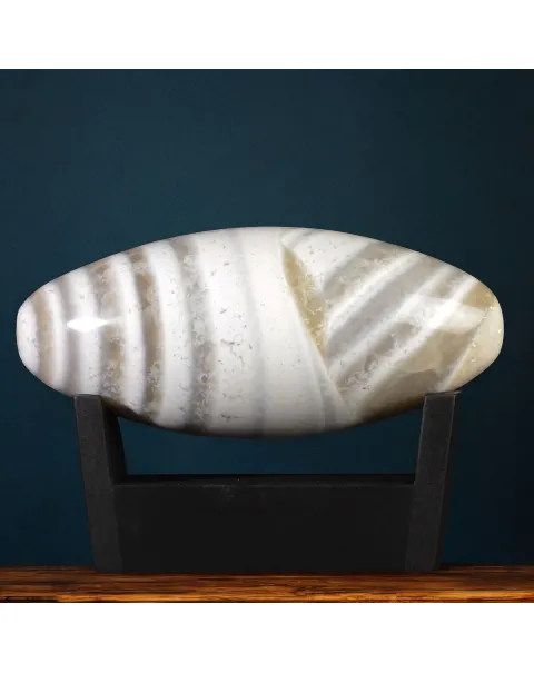 Shiva Lingam in Diaspro Bianco Zebrato – Simbolo di Purezza ed Equilibrio.