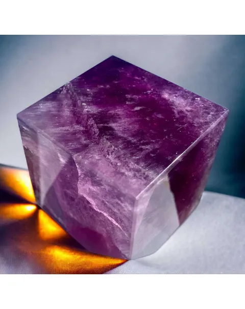 Cubo di Fluorite: Elegante Armonia nel Design