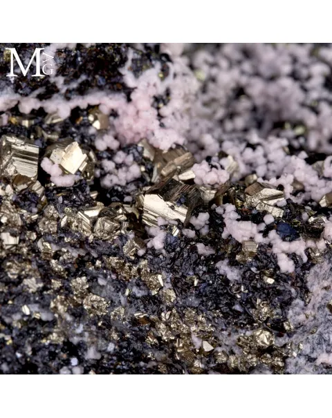Grande Campione Mineralogico di Pirite, Galena e Calcite Rosa.