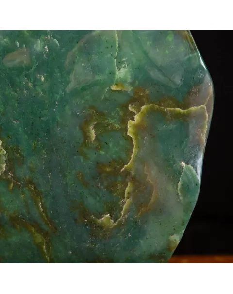 Splendido Blocco di Giada Nefrite: Verde Intenso.