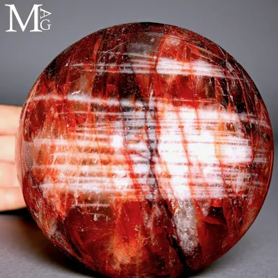 Sfera in Quarzo Ematoide Rosso con Stratificazioni Bianche.