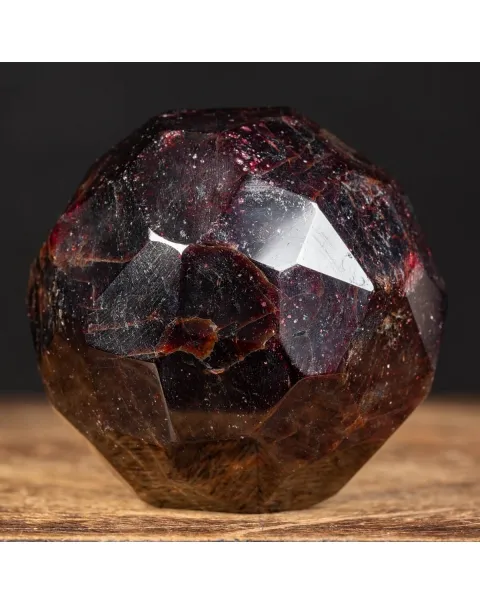 Sfera Sfaccettata in Granato