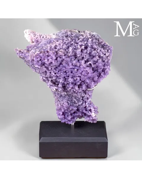 Grape Agate “Batu Manakarra” – Rara Scultura Minerale su Base in Acciaio