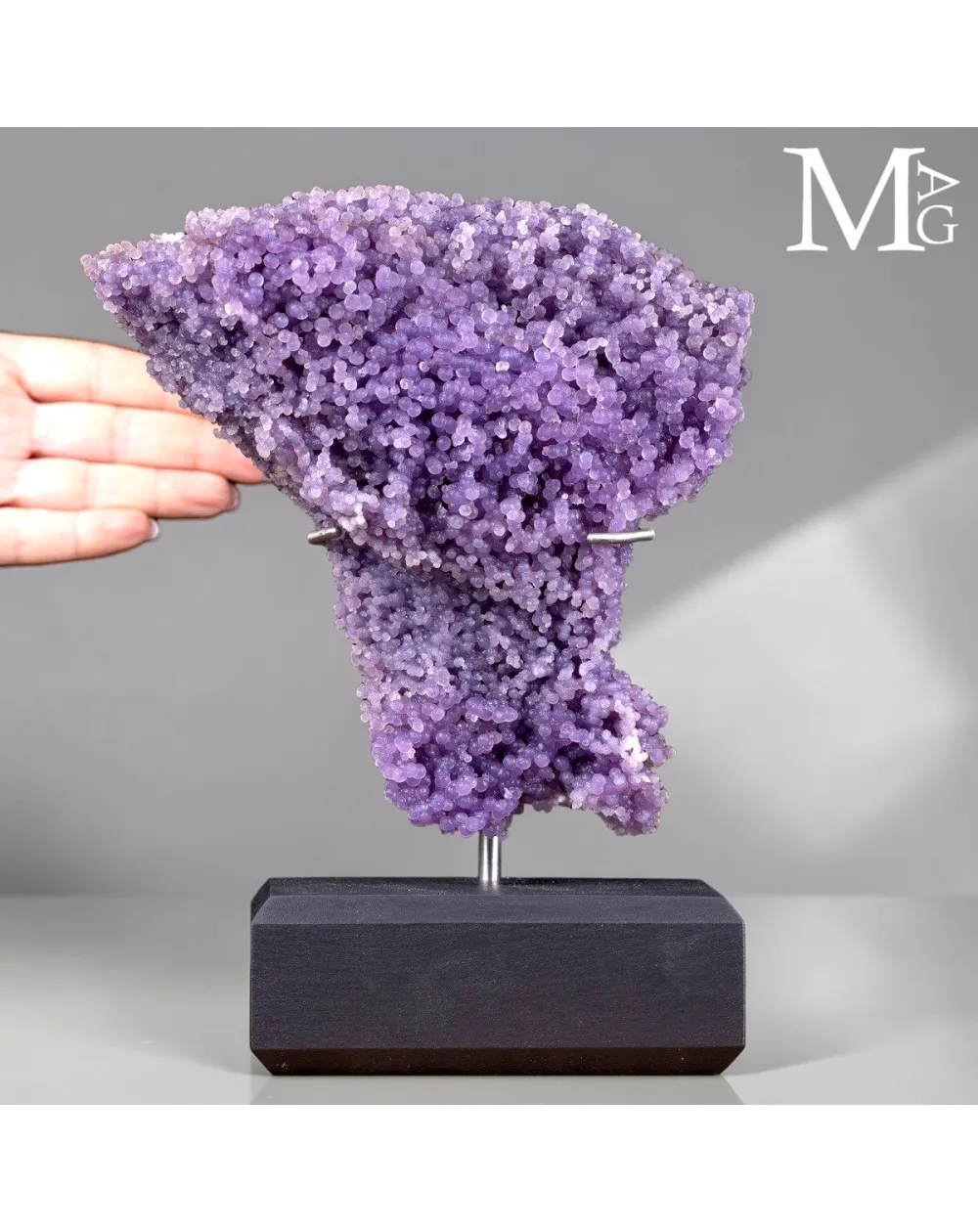 Grape Agate “Batu Manakarra” – Rara Scultura Minerale su Base in Acciaio
