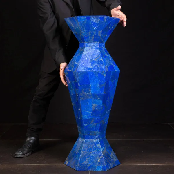 Eclettico ed Esclusivo vaso in Lapislazzuli