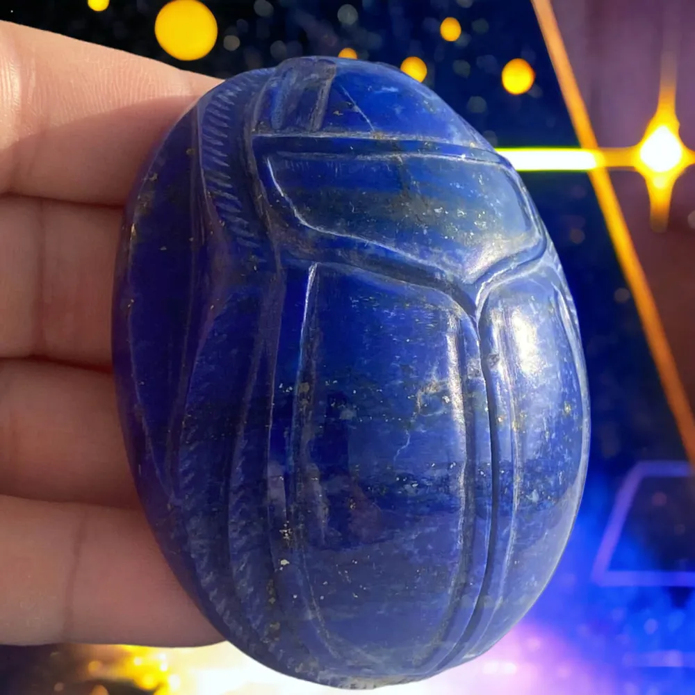 Lo Scarabeo: Simbolo di Rinascita nell'Antico Egitto