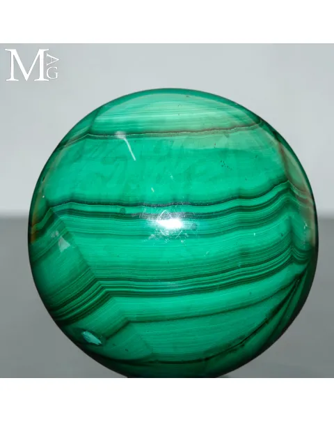 Sfera in Malachite del Congo – intaglio da blocco massivo
