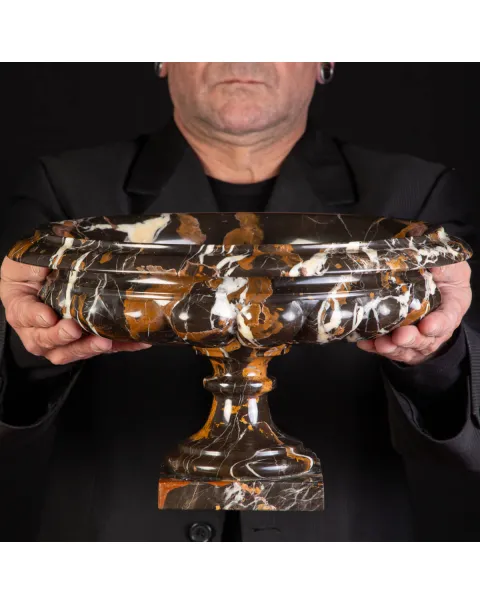 Vaso in Nero Michelangelo - Eleganza Intramontabile.