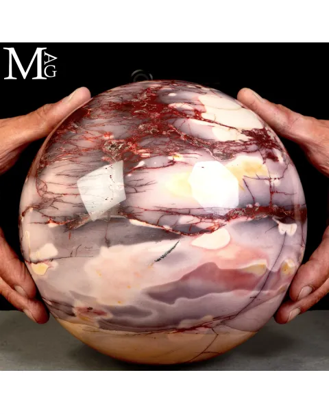 Sfera in mookaite nebulosa rossa.
