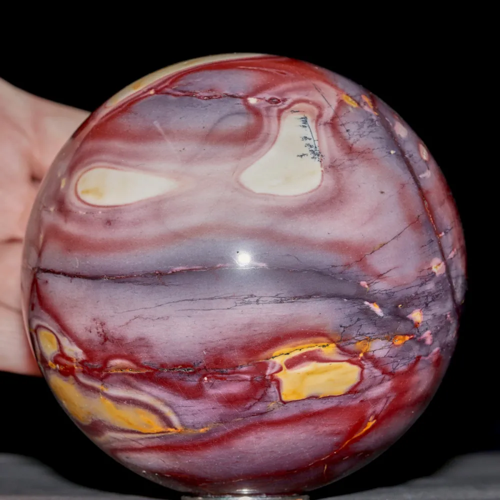 Sfera di Diaspro Mookaite Rosso con Macchie Gialle e Sfumature Biancastre.