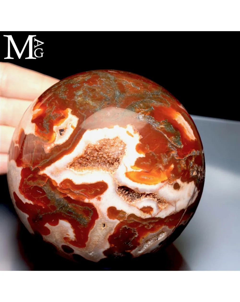 Sfera in Agata Muschiata Rossa con Cristallizzazioni di Quarzo.