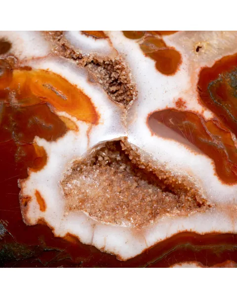 Sfera in Agata Muschiata Rossa con Cristallizzazioni di Quarzo.