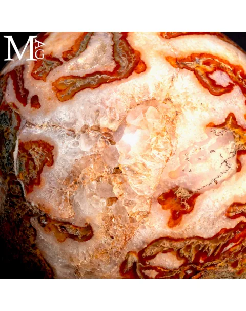 Sfera in Agata Muschiata con Cristalli di Quarzo.