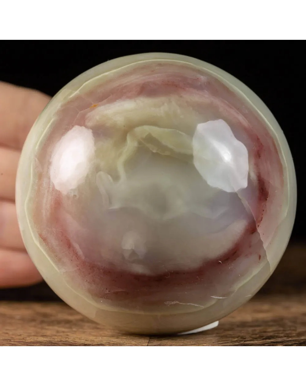 Sfera lucidata di onice verde.