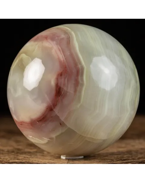 Sfera lucidata di onice verde.