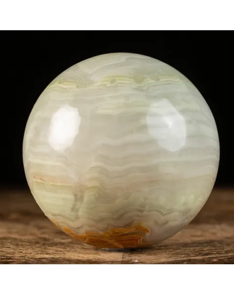 Sfera di onice verde con bande.