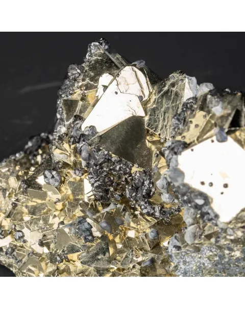 Cristalli di Pirite con Sfalerite