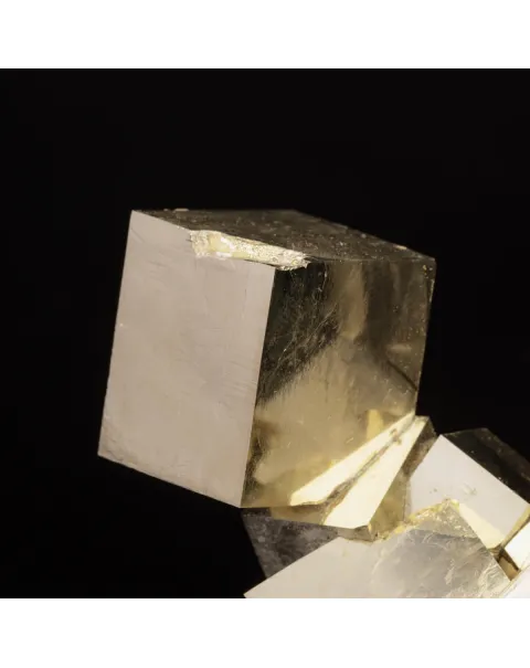 Esemplare di Pirite Cubica di Navajún: Armonia di Geometria e Lucentezza Dorata.