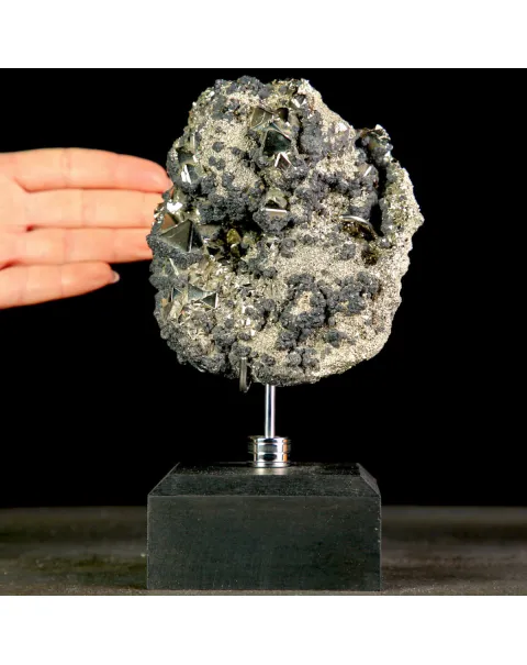 Pirite su matrice con cristalli piramidali – Miniera di Huanzala.