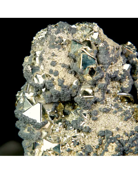 Pirite su matrice con cristalli piramidali – Miniera di Huanzala.