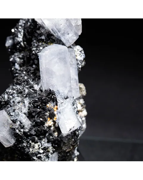 Cristalli esagonali di Calcite su Pirite e Sfalerite