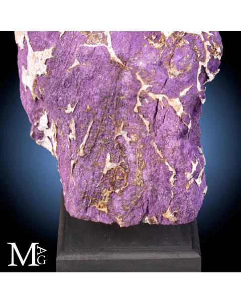 Purpurite della Namibia su base in legno e ottone