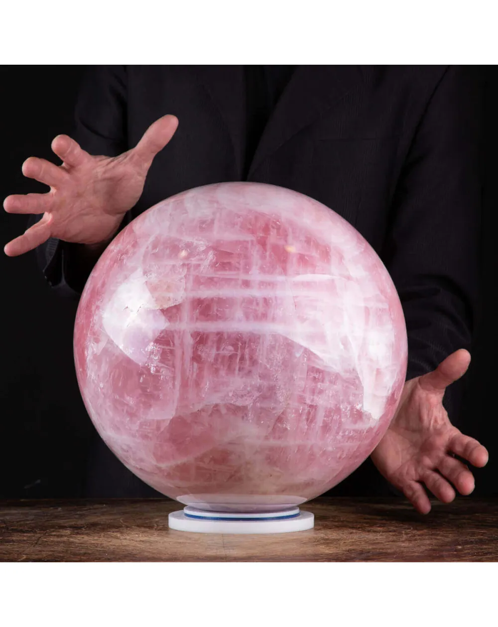 Grande Sfera di Quarzo Rosa: Eleganza e Armonia nell'Interior Design