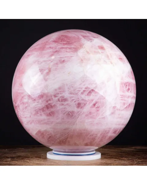Grande Sfera di Quarzo Rosa: Eleganza e Armonia nell'Interior Design