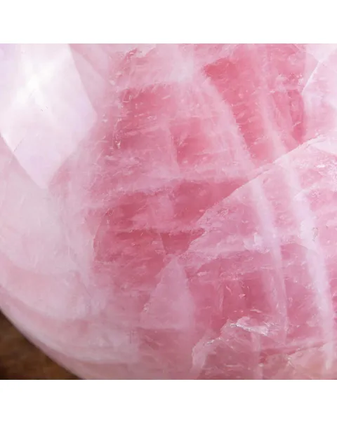 Grande Sfera di Quarzo Rosa: Eleganza e Armonia nell'Interior Design