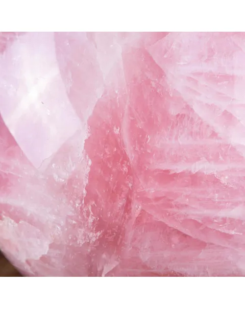 Grande Sfera di Quarzo Rosa: Eleganza e Armonia nell'Interior Design