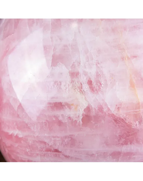 Grande Sfera di Quarzo Rosa: Eleganza e Armonia nell'Interior Design