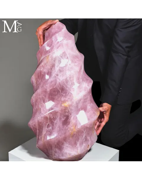 Grande Scultura in Quarzo Rosa Monolitico – 70 kg