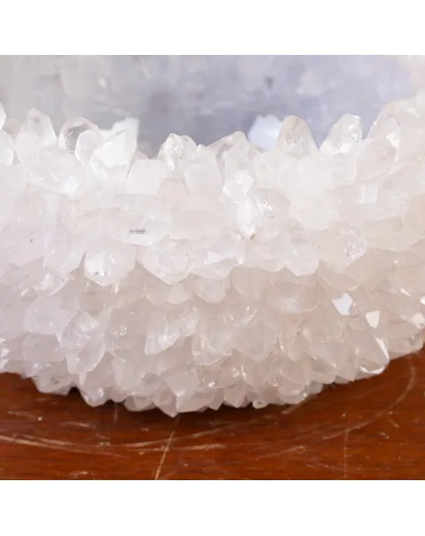 Ciotola di cristalli di quarzo: Eleganza dei cristalli.