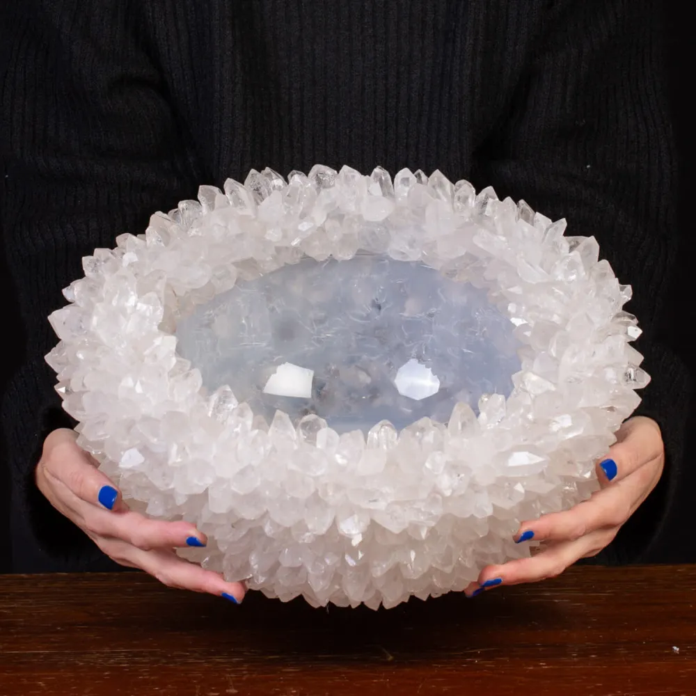 Ciotola di cristalli di quarzo: Eleganza dei cristalli.