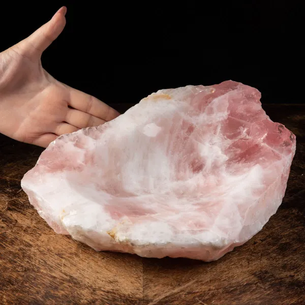 Vasca in Quarzo Rosa: Un'Armoniosa Fusione tra Natura e Arte.