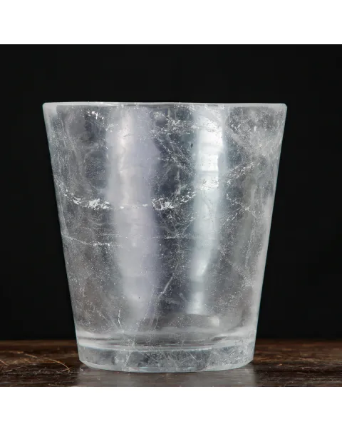 Vaso in cristallo di quarzo trasparente naturale.