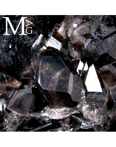 Agglomerato di Quarzo Fumé Nero Intenso.