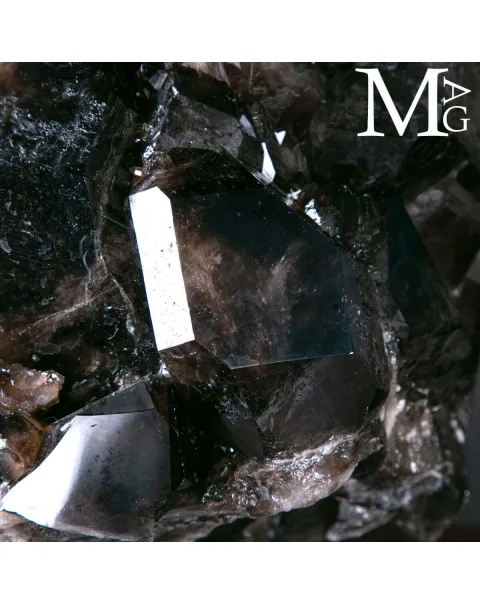 Agglomerato di Quarzo Fumé Nero Intenso.