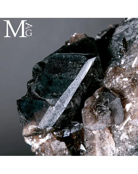 Agglomerato di Quarzo Fumé Nero Intenso.