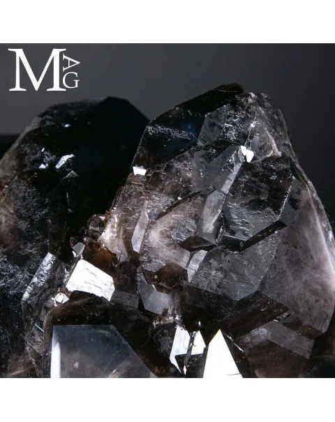 Agglomerato di Quarzo Fumé Nero Intenso.